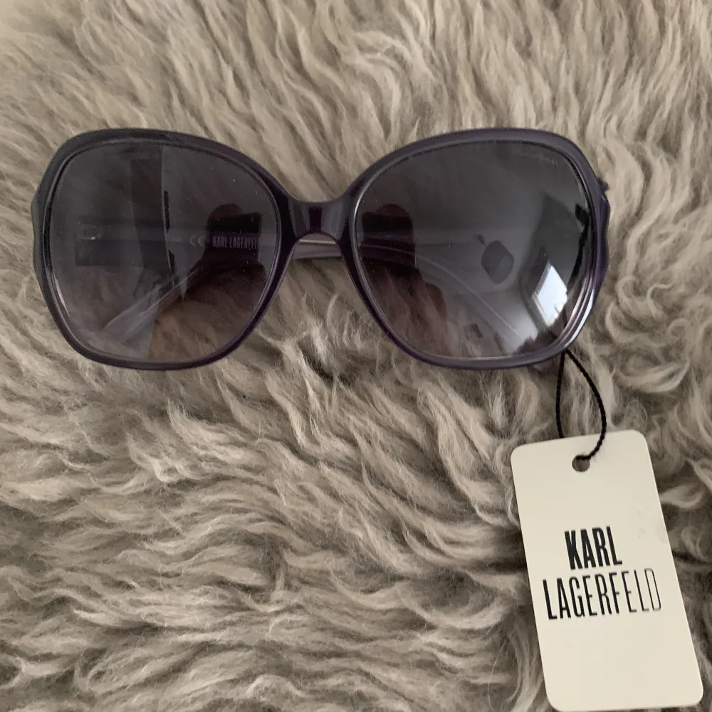Ett par helt sprillans nya Karl Lagerfeld solglasögon! Grå/blå båge med grått gradalglas i, UV-skydd 400. Nypris 995kr. Helt oanvända, köpte dessa i glasögonaffären men ej fått användning för dem tyvärr. (Plano glas alltså utan styrka) . Accessoarer.