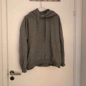 En mysig grå hoodie