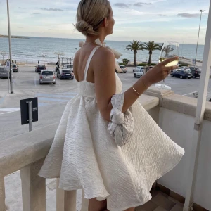 Lojsan WallinxNAKD klänning  - Drömmig vit puffklänning från Lojsan Wallin x NA-KD. I fint skick endast använd 1 gång. Justerbara band. 