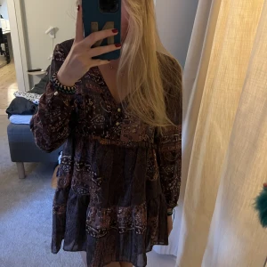 Mönstrad klänning - Mönstrad klänning från Zara i strl XS ⭐️Använd fåtal gånger. Köparen står för frakt. 