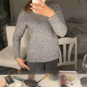 Monki stickad tröja - Monki stickad tröja, ny pris tror jag ligger mellan 400-600kr då materialet ör äkta, skicka pm vid frågor OBS Tryck ej på köp nu innan du har tagit kontakt med mig!❤️