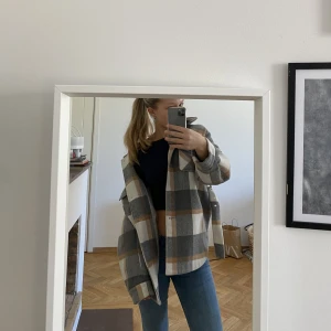 Pieces kappa  - Superfin kappa perfekt för våren! Finns inte kvar att köpa längre, säljer då jag inte använder den längre❤️ Pris kan diskuteras vid snabbt köp! 