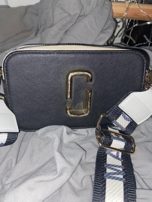 Säljer Marc Jacobs Väska - Säljer den pågrund av att den aldrig kom till användning änvändes kanske Max 5 gånger , säljer den billigt för använder ända inte , priset kan dock sänkas kvalitet är jätte bra typ som ny och den har inga fläckar eller nått sånt !! 