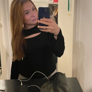 Tröja  - Tröja från NA-KD med öppning över bröstet. Jätte bra skick endast använd några gånger ☺️