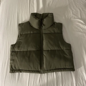 Grön väst - Super fin grön väst från Vero Moda! Helt nyskick och aldrig använd, bara testad. Skriv för fler bilder eller andra funderingar☺️ 