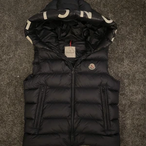 Moncler väst  - Tjena säljer nu denna moncler västen den är i strolek 3 men sitter som M/L den har flera lagningar som ni kan se på bilden det syns inte vid användning! utöver de är den i mycket bra skick🙌 