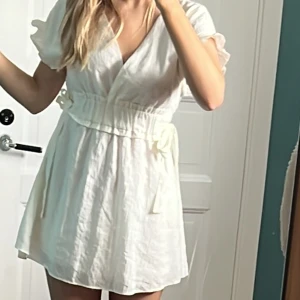 Stidentklänning / Vit klänning - Så fin vit klänning som passar superbra till studenten!! Så fin verkligen🥰 det går att spänna i midjan så mycket man vill så skulle säga att den passar många storlekar. Den är strlk 38 och är från ZARA