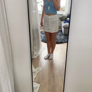 Jeanskjol  - En vit jeanskjol i använt skick. Storlek 34. Är från Gina tricot. Minns tyvärr inte nypriset.