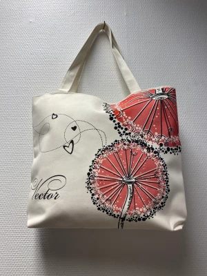 Tyg Hand / Axelväska  - Mått ca 40*32.5*8,5 vem  Huvudfack med dragkedja  Inuti 1 fack med dragkedja 