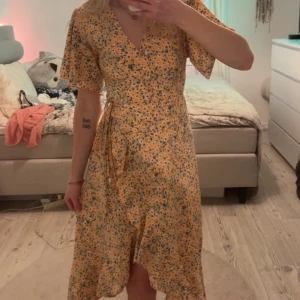Blommigklänning - Säljer denna jätte fina gula, blommiga volangklänningen🥰 Storlek Xs🥰 Köparen står för frakten☺️