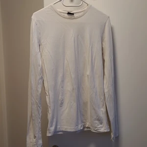 White sweatshirt  - Size S lightly used and in good condition. Feel free to contact us in Swedish or English