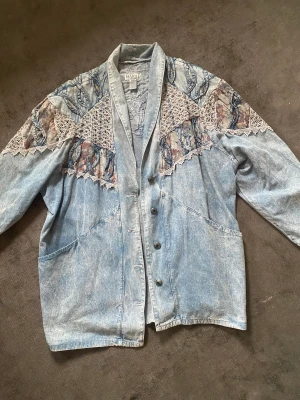 Jeansjacka - Cool jeansjacka med mönster 🌷