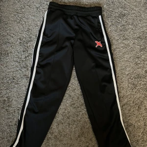 Axel Arigato Trackpants  - Axel Arigato Trackpants i storlek S. Knappt använda och inga flaws. Säljer då de blivit för korta för mig. Nypris: 1700, mitt pris: 700