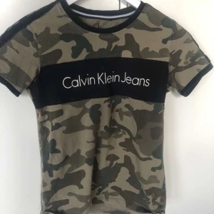 Ck tröja - Säljer denna då jag inte använder den   Det är storlek M men passar för dom som har XS också  Orginal priset 300