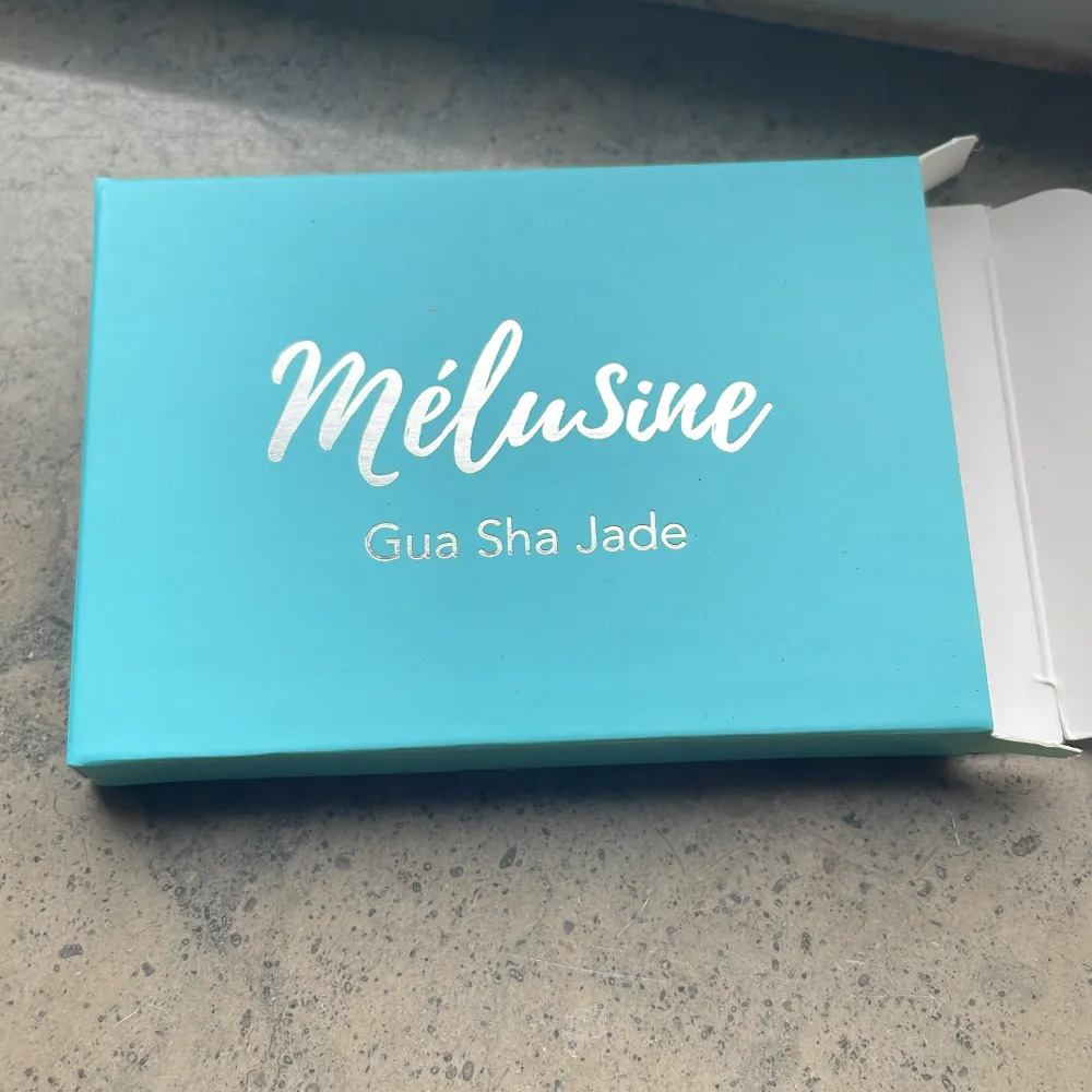 Melusine Cosmetics Gua Sha White Jade, nypris 290kr. Fick den i en glossybox och kommer inte att använda den så väljer att sälja den. Ej använd. . Accessoarer.