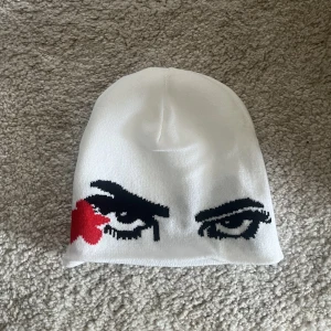 Depop mössa - Hittade denna mössa på depop o tyckte den va snygg men den va för liten.:/ 