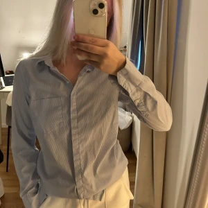 Blå randig skjorta - Blåa randig skjorta från hm. Storlek 36❤️‍🔥❤️‍🔥
