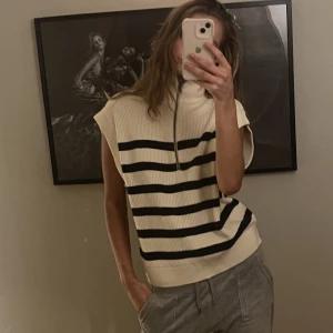 Fin väst från Zara - En fin väst ifrån zara som verkar slutsåld och är aldrig använd, enbart testad. Vid eventuella frågor skicka ett meddelande kan mötas upp i Gbg eller posta. Pris kan diskuteras ❤️❤️