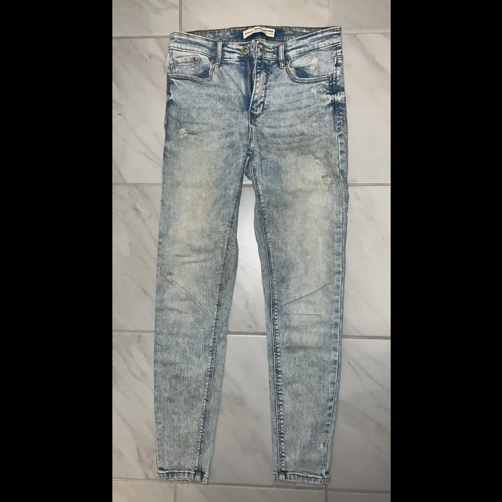 Ljusblåa denim byxor (skinnyjeans) köpta i Polen därav vet ej märke Stl. 36. Jeans & Byxor.