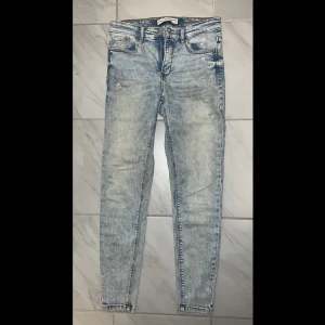 Ljusblå skinnyjeans  - Ljusblåa denim byxor (skinnyjeans) köpta i Polen därav vet ej märke Stl. 36