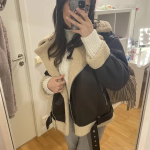 Teddyjacka  - Intressekoll! Teddyjacka från zara! Kan tänka mig sälja vid bra bud! Ord. pris 999kr