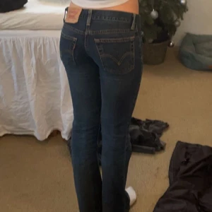 Levis jeans  - Säljer dessa super fina jeans i storlek W24 L32😍 Köpta här på Plick men måste tyvärr sälja igen då de var för små i midjan för mig. Skriv till mig om det är något du undrar❤️