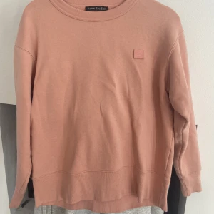 Acne studios tröja  - Fin acne tröja som är använd ett fåtal gånger. Säljer då den är för liten för mig. Den är stor i storleken