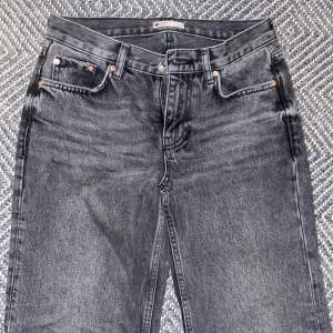 Low straight jeans ifrån gina som är mörkgrå i st 34. Nästan nyskick då dom inte alls är användna mycket. Petite modellen! Är 159 cm💕💕 Köpten står för frakten. 