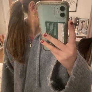 Stickad zip up! - Super fin stickad zip up!!! Från zara, nypris 399 köpt oktober 2022! Knappt andvänd endast ca 3-5 gånger, pga lite för stor för mig! Skulle mera passa xs och s! Mitt pris 200