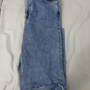 Jeans  - Hål på benen 