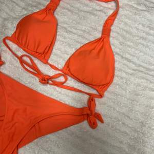 Säljer min neonorangea bikini storlek S. Fint skick, kan fraktas 🧡