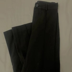 Kostymbyxor  - Inga hål eller liknade bra omhändertaget. Från pull&bear