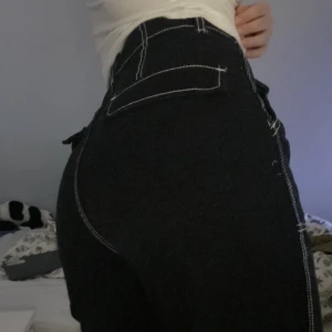 Svarta byxor med vit sämn - Super snygga svarta byxor med vit sömn från H&M som ej säljs längre! Säljer då de inte kommit till användning så de är i väldigt bra skick. Skriv vid intresse!❤️❤️ (säljer även ett par liknande bruna om man är intresserad🥰🥰)