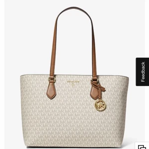 Michael kors väska  - Nu är det dags att sälja min Michael kors väsks . Köpt på Michael kors butiken för ett 1 år sen ungefär , sen dess har jag använt den fåtal gånger. Den är som ny med jätte bra skick. Pris kan diskuter skriv om ni vill ha bilder På väskan nypris:4200