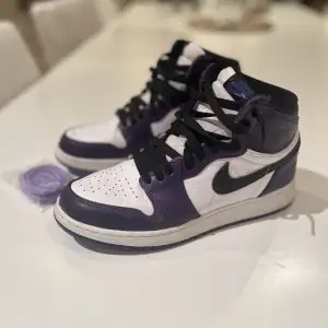 Nike air Jordan 1 retro high i färgen lila. Str 39 och är i fint skick. Extra lila skosnören ingår och kvitto finns. 