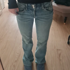 Jeans - Jeans från hm. Använd fåtal gånger. Ena benet har en mycket liten slitning i botten. 