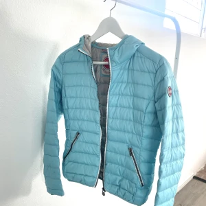 Colmarjacka  - Säljer min fina ljusblåa colmarjacka som är avsedd för vår/höst. Knappt använd. Färgen finns inte längre i butik. Storleken 42 motsvarar 38. Små märken vid dragkedjan