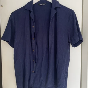 Blå skjorta - Blå kortärmad linne skjorta. Herr modell. Mycket bra skick. Köparen står för frakten 🤍