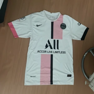Psg messi tröja - Säljer min psg messi tröjan, tröjan är i bra skick  Tröjan är replika 