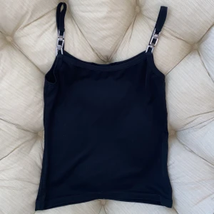 Linne - Säljer ett linne i strl M från gamla hm kollektionen. Så fina kedjedetaljer. Köpare står för frakt💗