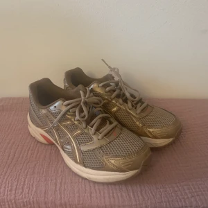 Asics Sportstyle GEL1130 - Använda en gång. Finns i Skärholmen.  