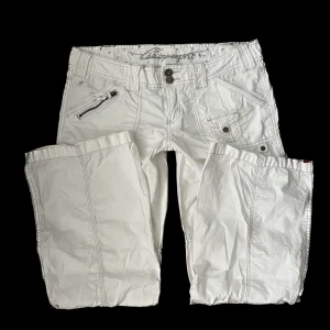 Y2K bootcut byxor - Sjukt fina lågmidjade bootcut byxor perfekta till våren nu! PS: kolla igenom mitt konto ni kommer hitta många y2k och vintage plagg! midjemåttet: 42cm tvärsöver innerbenslängden: 74cm