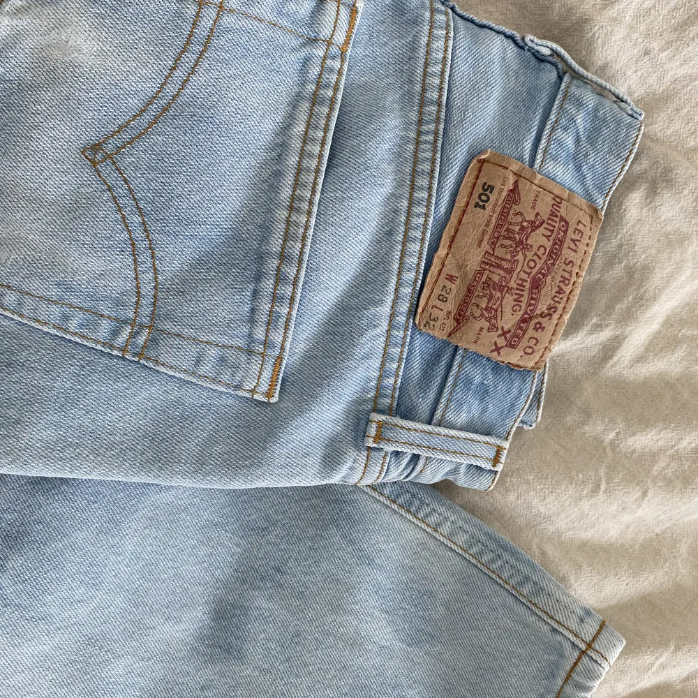 Säljer dessa sjukt snygga vintage Levis 501or. Så fin tvätt och passform. Storlek W28 L32. Midjemått runt om: 71cm. Midjemått rakt över längst upp: 37 cm. . Jeans & Byxor.