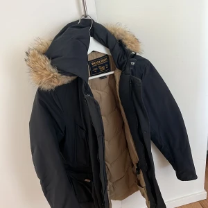 Jacka  - Säljer min woolrich, inga skador, ingen röklukt. 