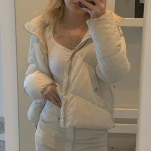 Vit vinterjacka Bershka  - Säljer min fina vinterjacka från Bershka. Vit/ljusbeige i storlek Xs. Den är i hyfsat gott skick nån liten fläck men syns knappt 