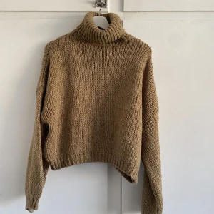 Brun stickad turtleneck - Brun stickad turtleneck, varm och skön, i bra skick köpt på chiquelle