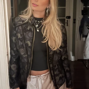 Motojacka - Moto-inspirerad jacka i tyg❤️‍🔥 väldigt bra skick o skitsnygg nu till våren🌟🌟