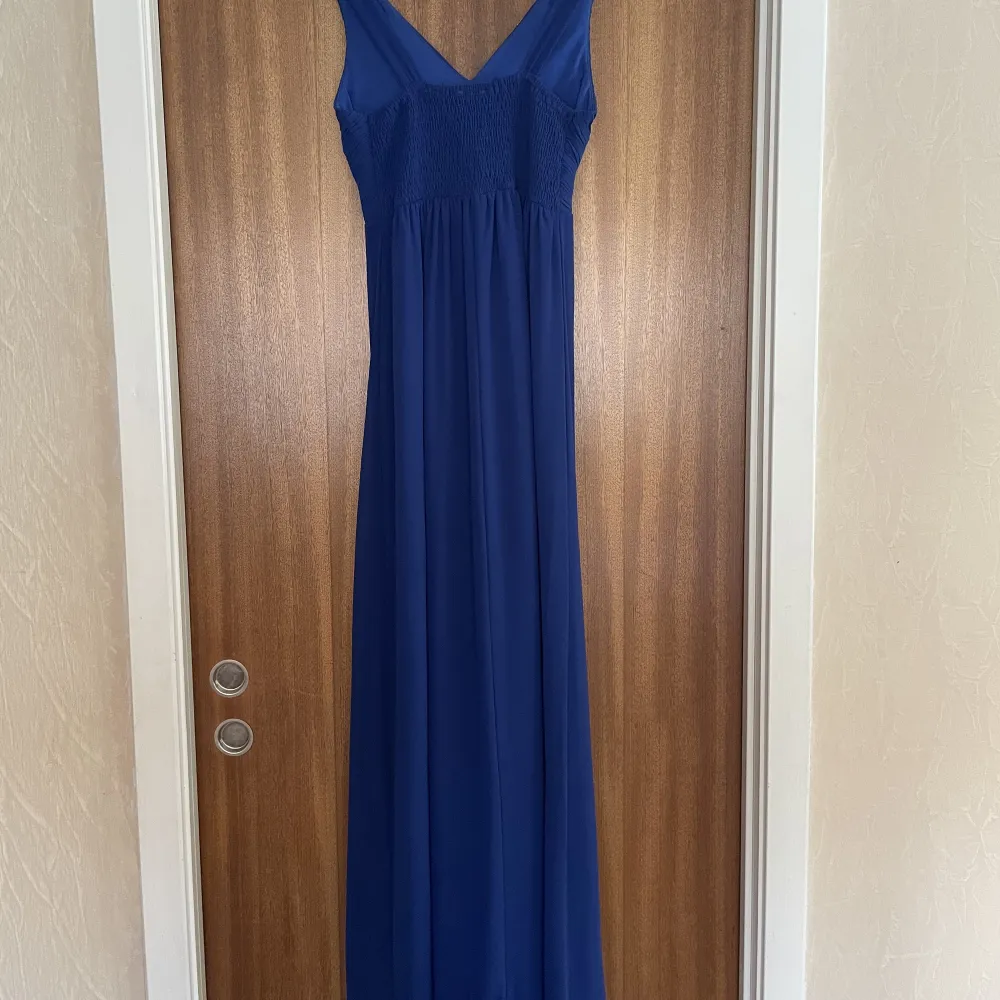 En mörkblå långklänning köpt från Bubbleroom, märket Sisters Point. Endast använd en kväll, i mycket fint skick! Passar perfekt till balen, bröllop och liknande. Har en fin detalj med stenar. Storlek XS. Köpt för 900 kr säljs för 550 kr. . Klänningar.