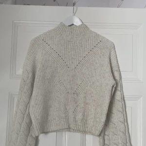 Stickad Tröja  - Köpt för 550kr och i nyskick✨Fin gräddvit färg med en lite större passform🌷
