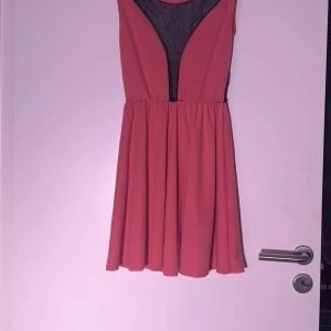 Rosa klänning  - Shock rosa skater klänning med mesh detaljer 